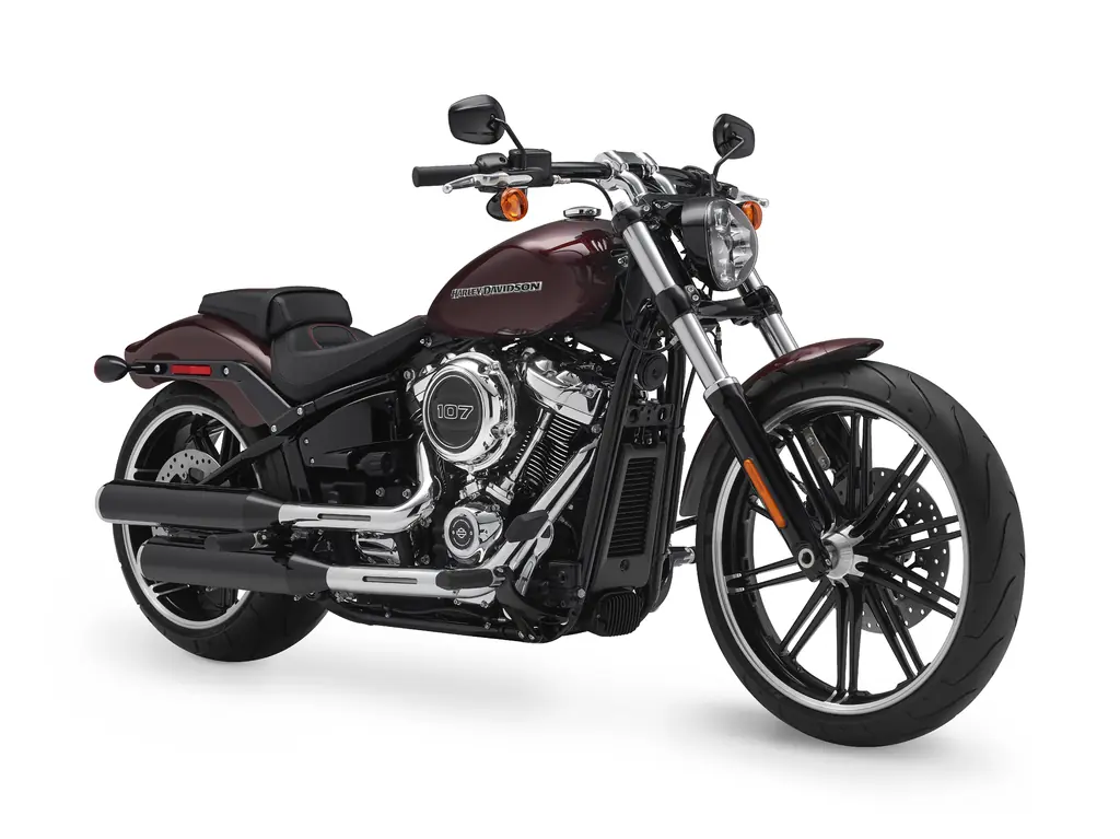 Vue de trois quarts avant d’une Harley-Davidson Breakout 2018 avec moteur 107 et roue avant de 21 pouces