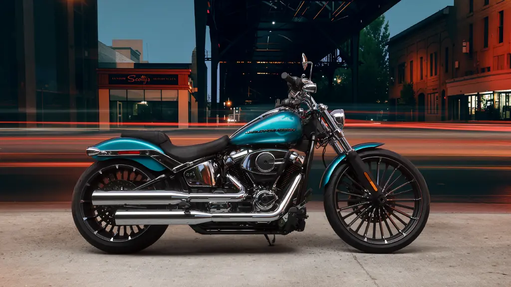 Une Harley-Davidson Breakout 2026 bleu canard, vue de profil dans une rue au crépuscule