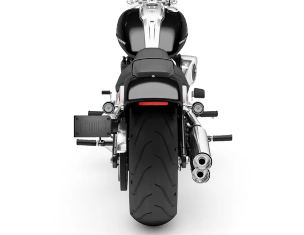 Vue arrière d’une Harley-Davidson Breakout 2026 montrant son large pneu arrière de 240