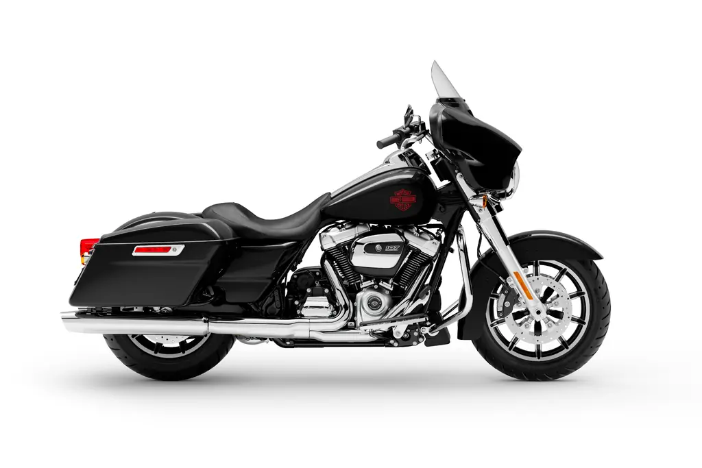 Harley-Davidson Electra Glide Standard 2021 en Vivid Black, vue de droite en studio, avec selle solo et sans Tour-Pak
