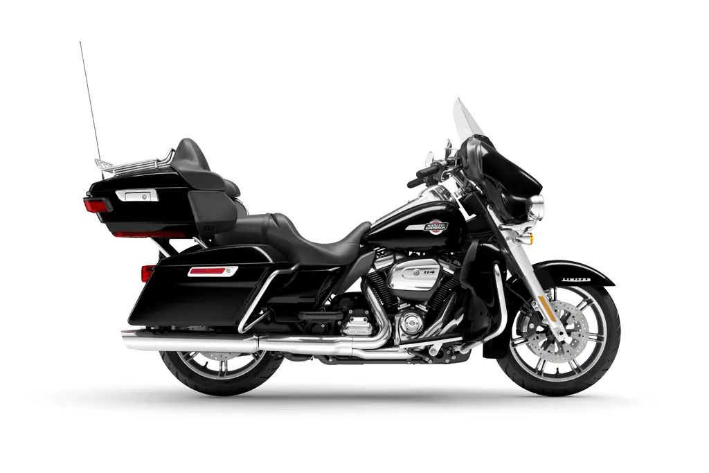 Harley-Davidson Ultra Limited 2023 en Vivid Black, vue de droite en studio, avec Tour-Pak et bas de carénage montés