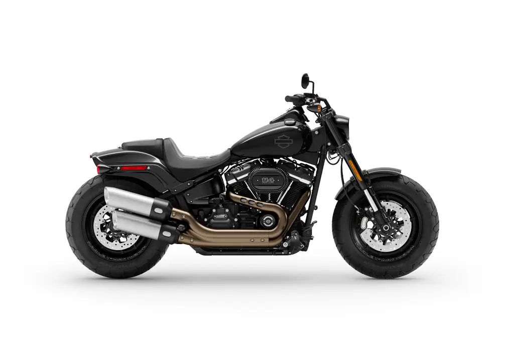 Harley-Davidson Fat Bob 114 de 2020 noire, vue de profil, avec ses deux échappements superposés et son large pneu avant