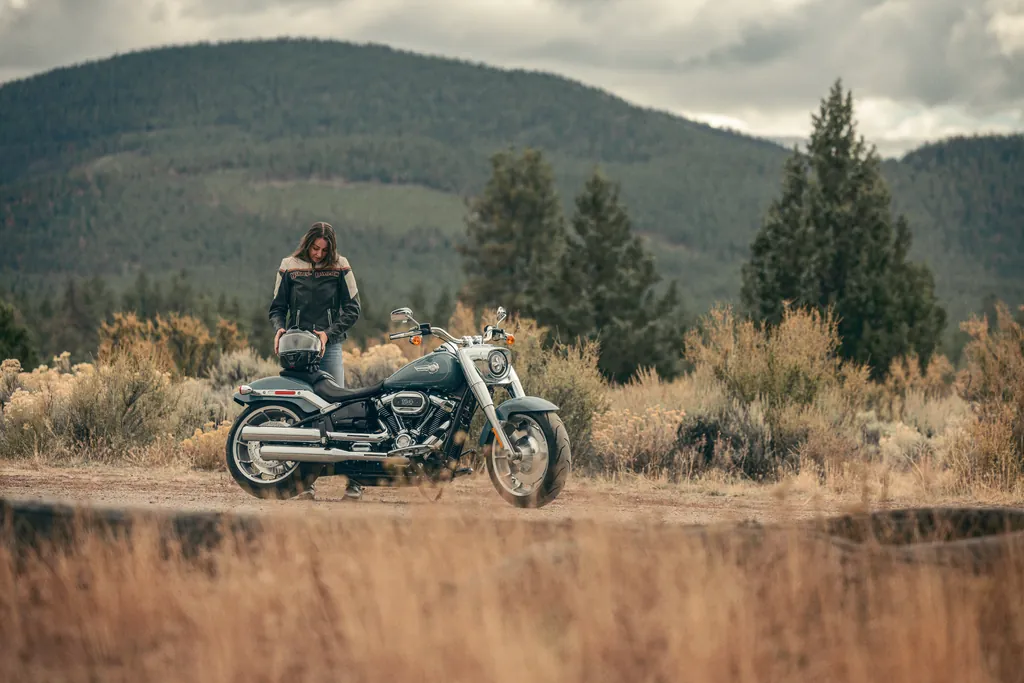 Une Harley-Davidson Fat Boy 114 garée sur un chemin en pleine campagne