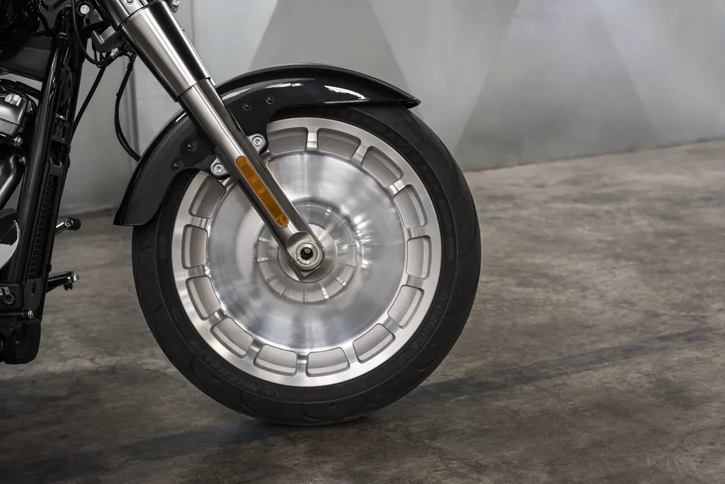 Gros plan sur la roue avant pleine et le pneu d’une Harley-Davidson Fat Boy de 2018