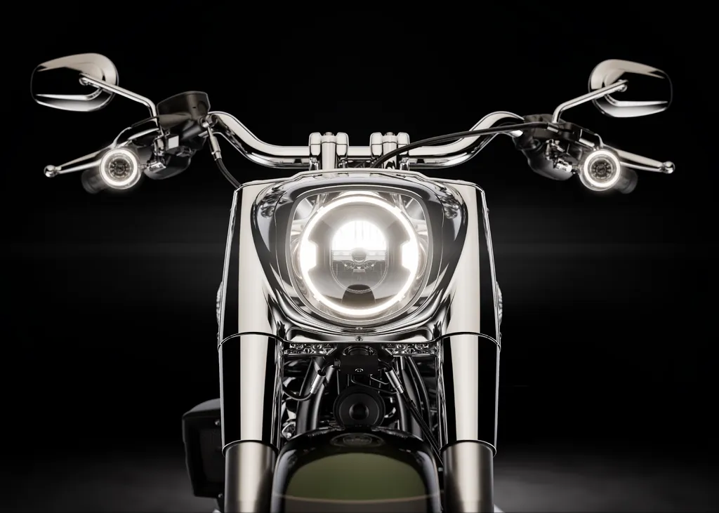 Vue de face d’une Harley-Davidson Fat Boy : nacelle de phare, guidon et rétroviseurs