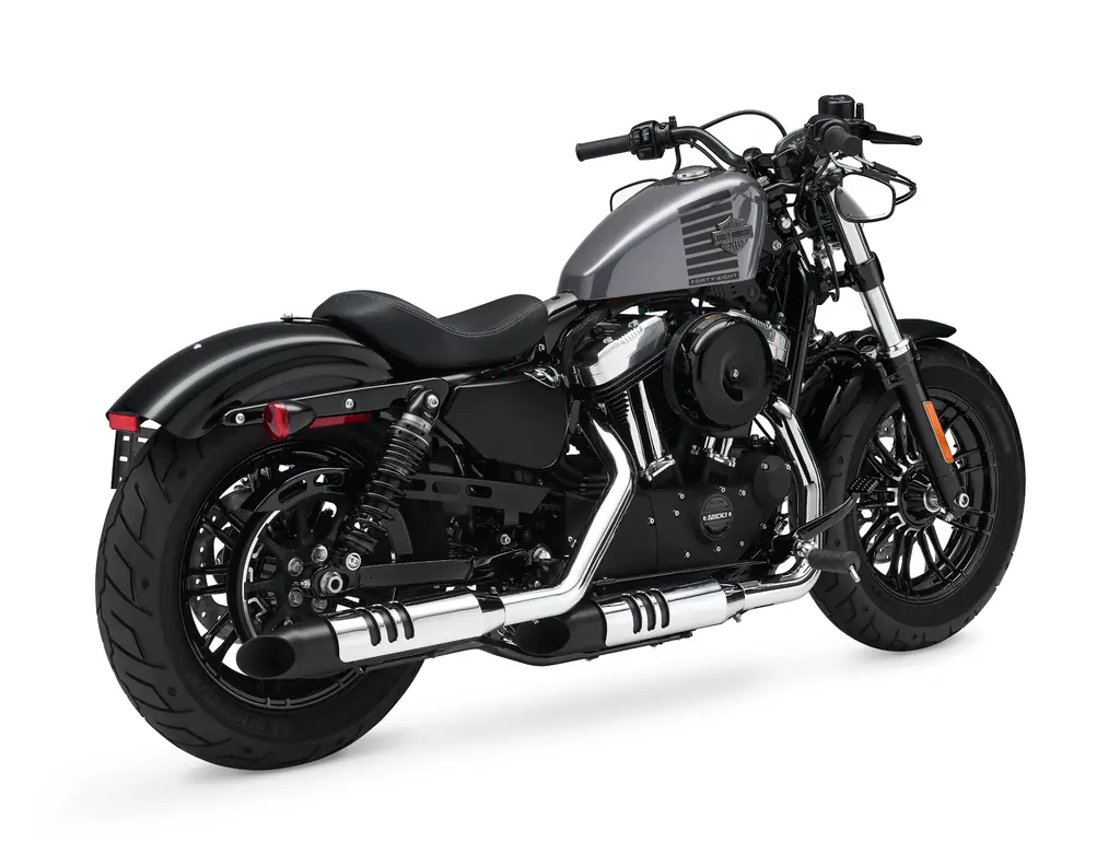 Harley-Davidson Forty-Eight XL1200X de 2017, photo studio de trois quarts arrière en plongée