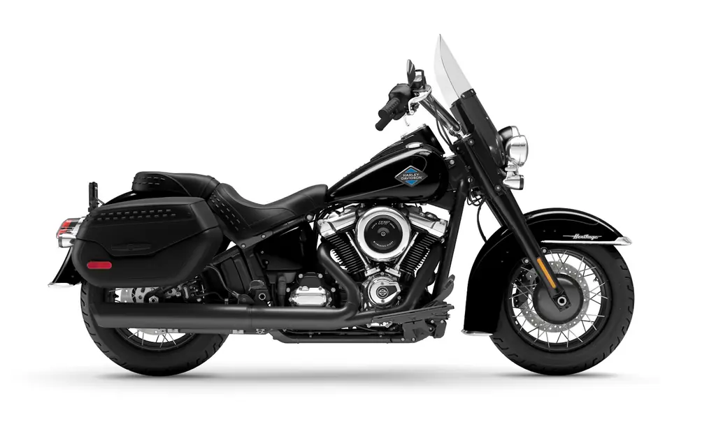 Harley-Davidson Heritage Classic de 2026 noire, vue de profil, avec son pare-brise et ses sacoches verrouillables