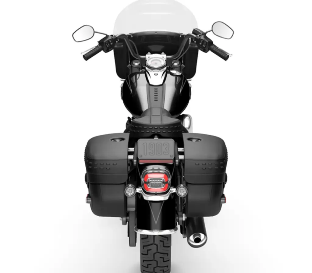 Harley-Davidson Heritage Classic de 2026 vue de l’arrière, avec ses deux sacoches verrouillables et son pare-brise