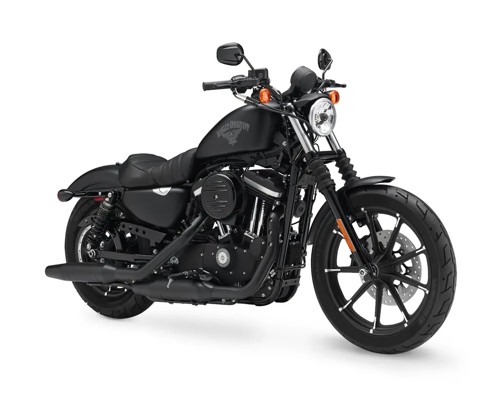 Vue de trois quarts avant d’une Harley-Davidson Iron 883 de 2017 noir mat