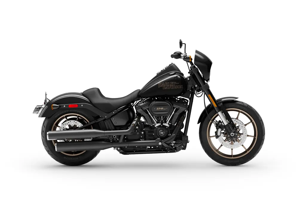 Harley-Davidson Low Rider S de 2020, noire avec des roues bronze, vue du côté droit en studio