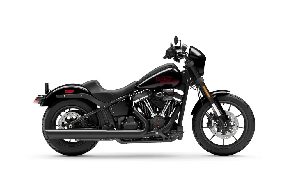 Harley-Davidson Low Rider S de 2026, noire, vue du côté droit en studio, avec sa petite tête de fourche