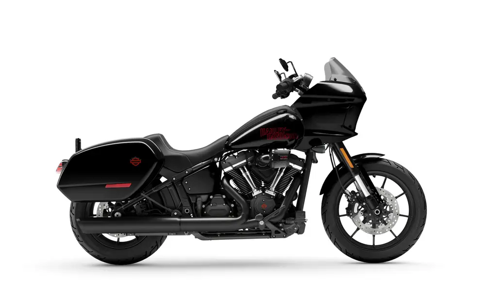 Harley-Davidson Low Rider ST de 2026, noire, vue du côté droit en studio, avec carénage fixé au cadre et sacoches rigides