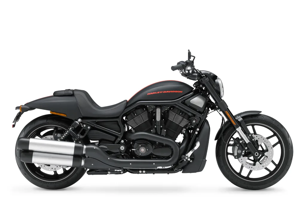 Vue studio côté droit d’une Harley-Davidson Night Rod Special noire de 2017, avec lettrage rouge sur le réservoir et deux silencieux argentés.