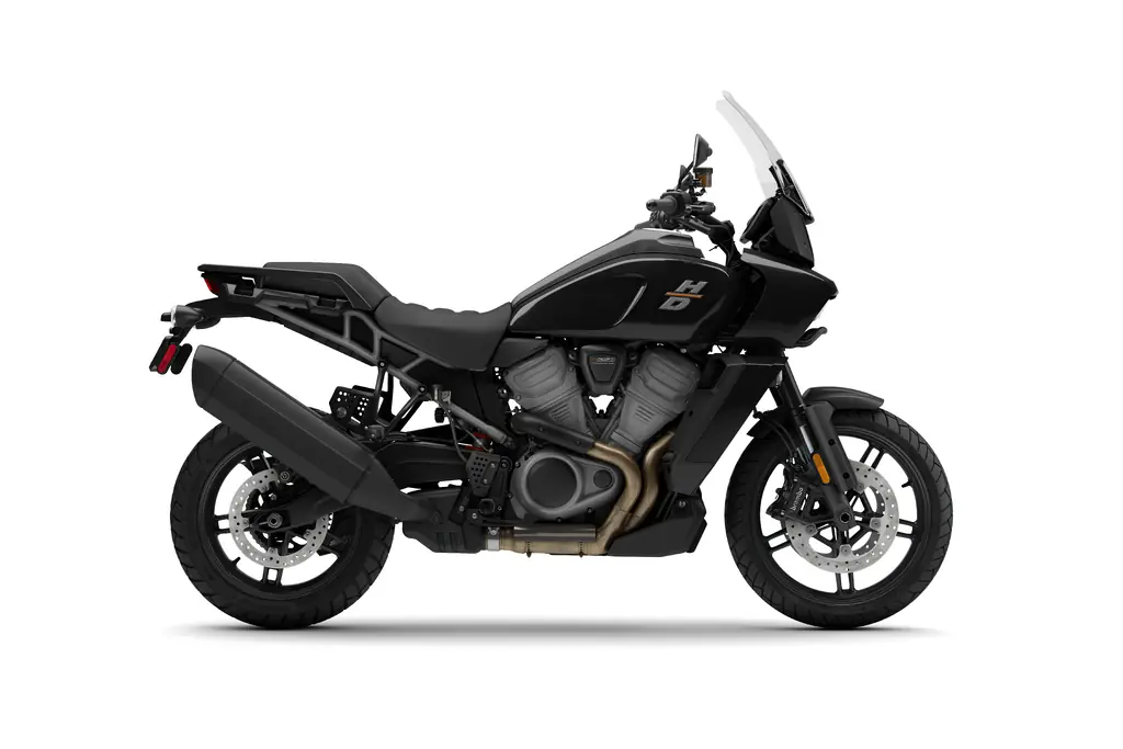 Vue de droite d’une Harley-Davidson Pan America 1250 noire de 2023 avec son pare-brise de série.