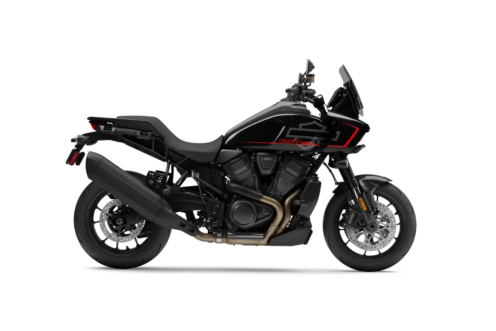 Vue de droite d’une Harley-Davidson Pan America 1250 ST noire de 2025 avec son pare-brise court et ses roues moulées.