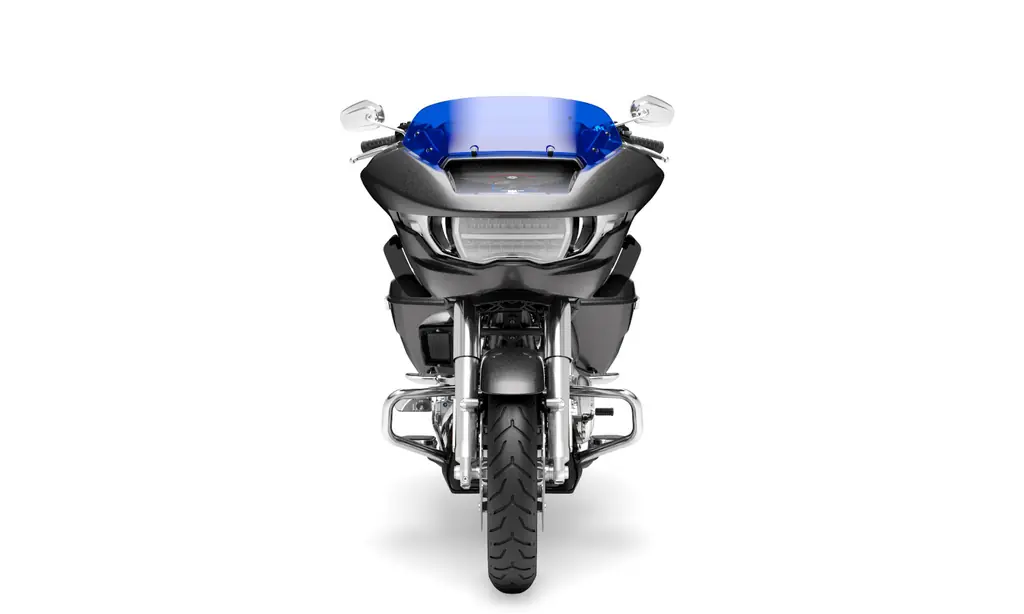 Harley-Davidson Road Glide 2026 vue de face en studio, carénage sharknose fixé au cadre de la génération apparue en 2024, pare-brise teinté, rétroviseurs et pare-carters chromé