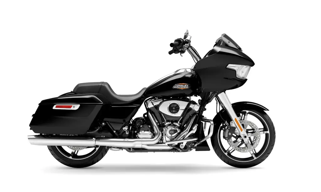 Harley-Davidson Road Glide 2026 en Vivid Black, vue du côté droit en studio, carénage sharknose fixé au cadre, pare-brise bas teinté et sacoches rigides