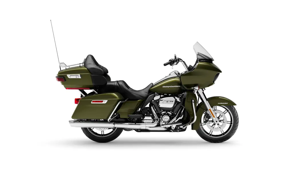 Harley-Davidson Road Glide Limited 2022 en Mineral Green, vue du côté droit en studio, Tour-Pak assorti, dosseret passager, pare-brise haut et antenne radio