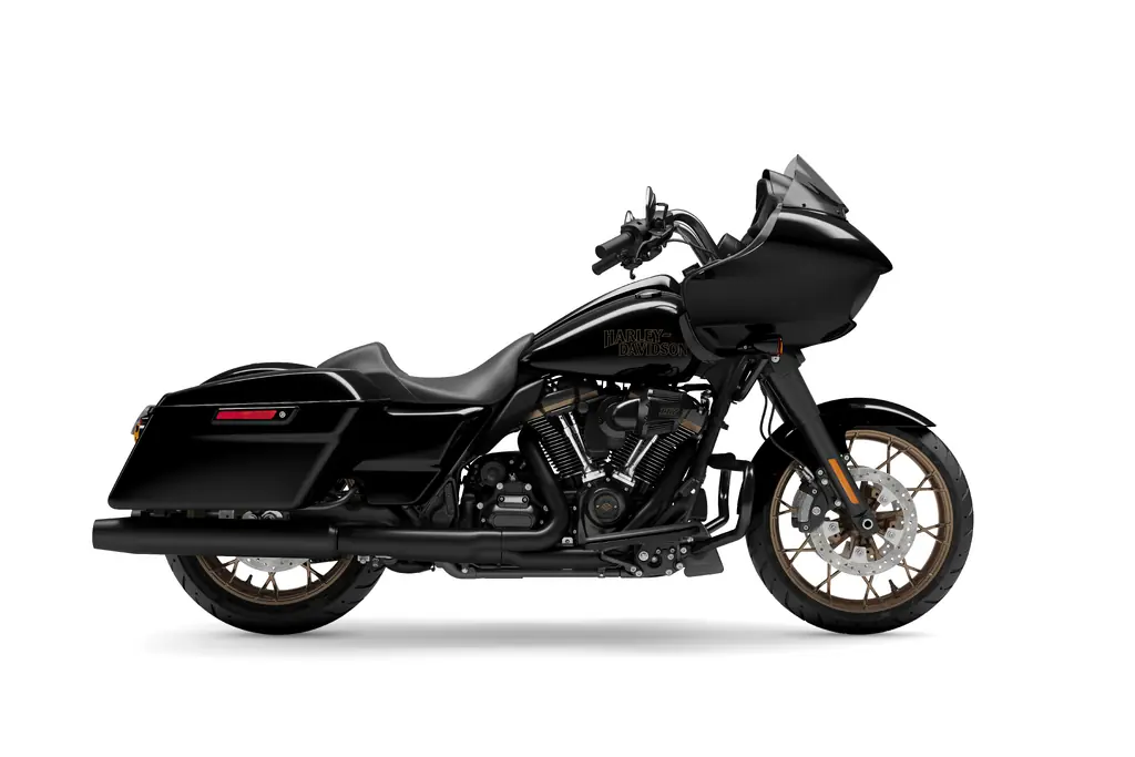 Harley-Davidson Road Glide ST 2023 en Vivid Black, vue du côté droit en studio, carénage sharknose d’avant 2024 avec pare-brise bas, roues bronze et sacoches rigides