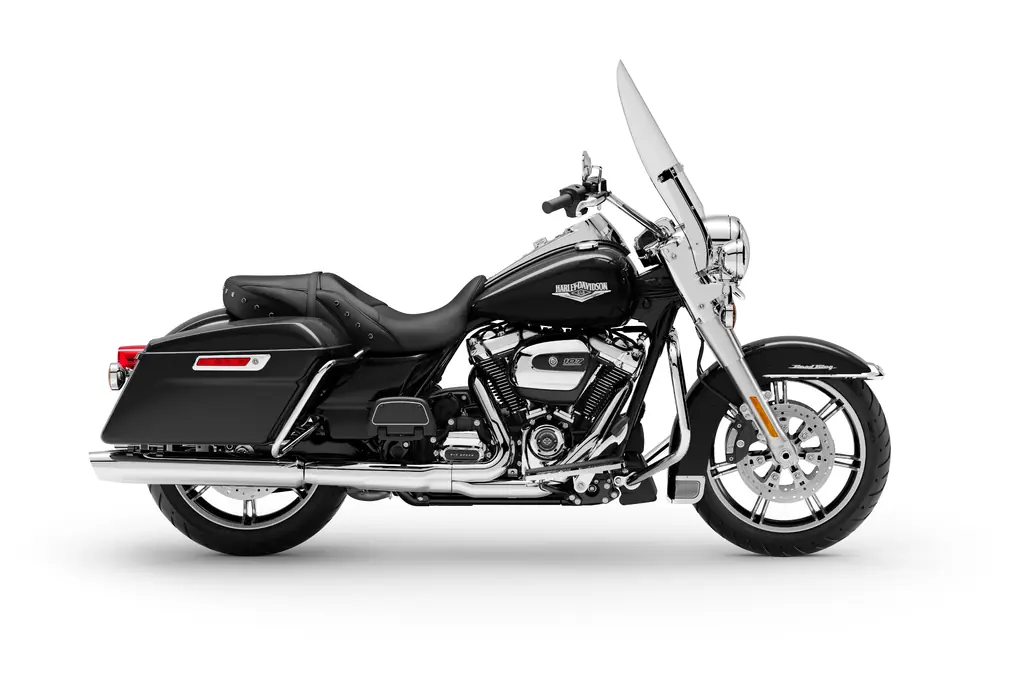 Harley-Davidson Road King 2020 vue du côté droit en studio, avec son pare-brise amovible monté