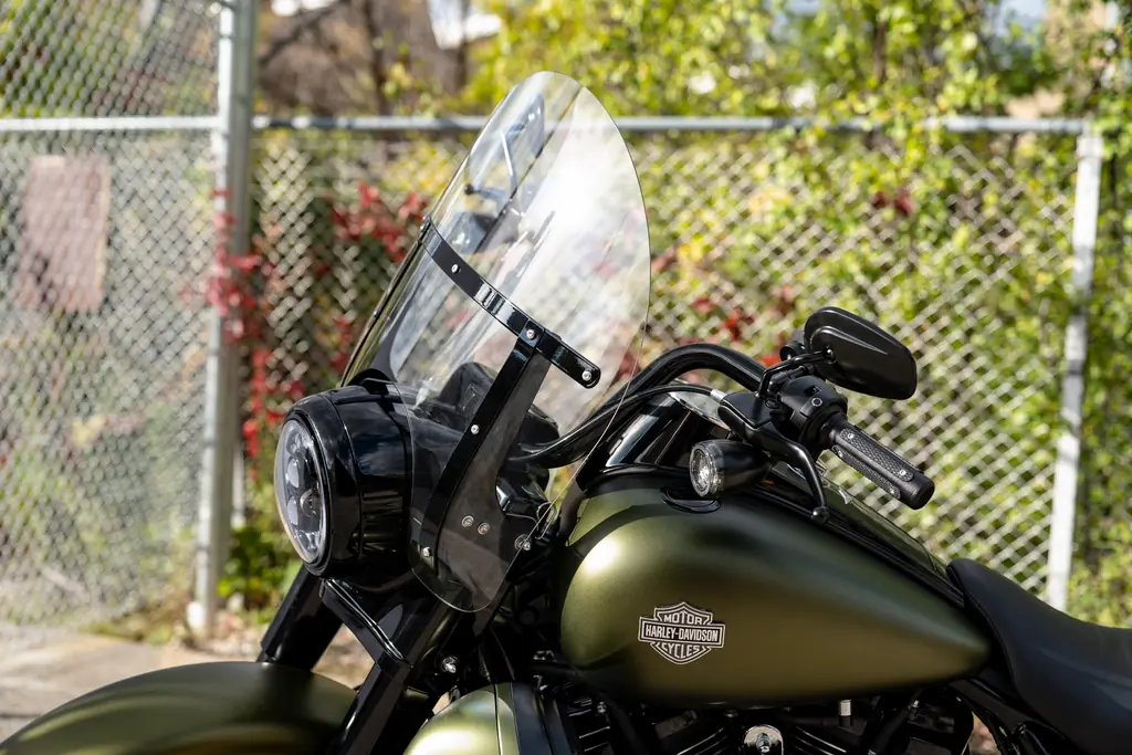 Harley-Davidson Road King Special au réservoir vert olive, avec un pare-brise amovible monté, en extérieur