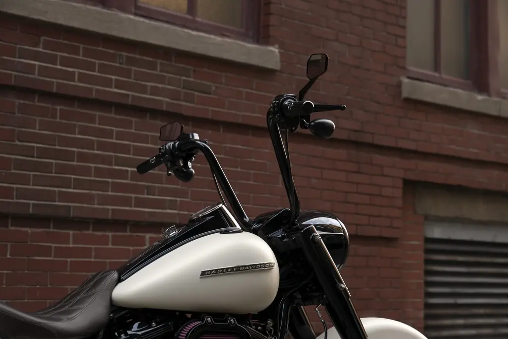 Gros plan d’une Harley-Davidson Road King Special équipée d’un guidon haut proposé en accessoire