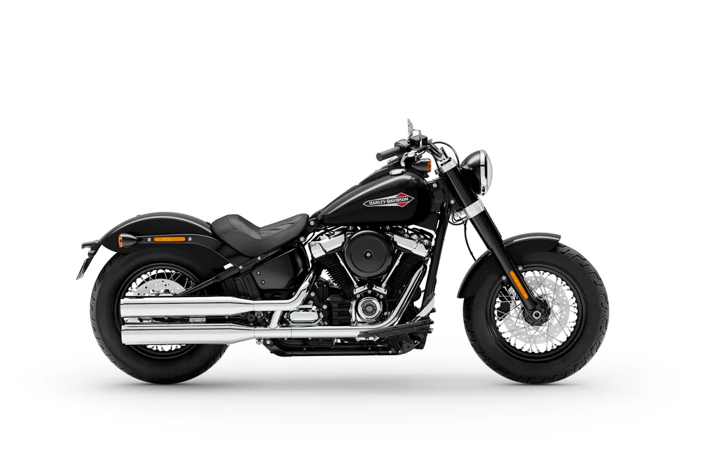 Vue studio côté droit d’une Harley-Davidson Softail Slim noire de 2021, avec selle solo, roues à rayons et échappement chromé.