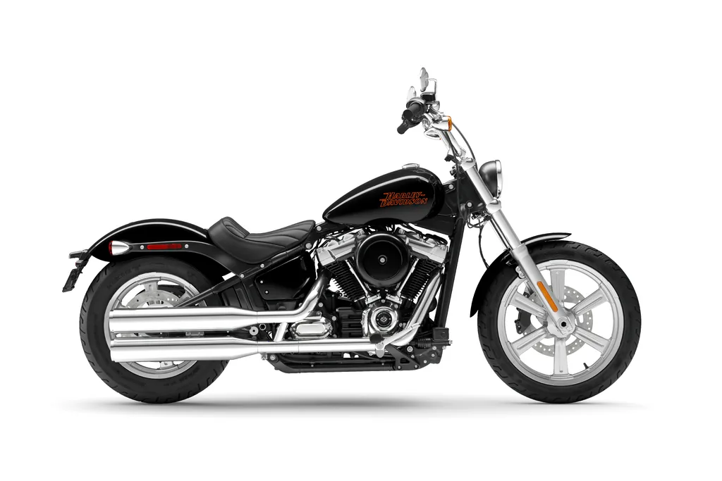 Vue studio côté droit d’une Harley-Davidson Softail Standard noire de 2023, avec selle solo, roues moulées et échappement chromé.