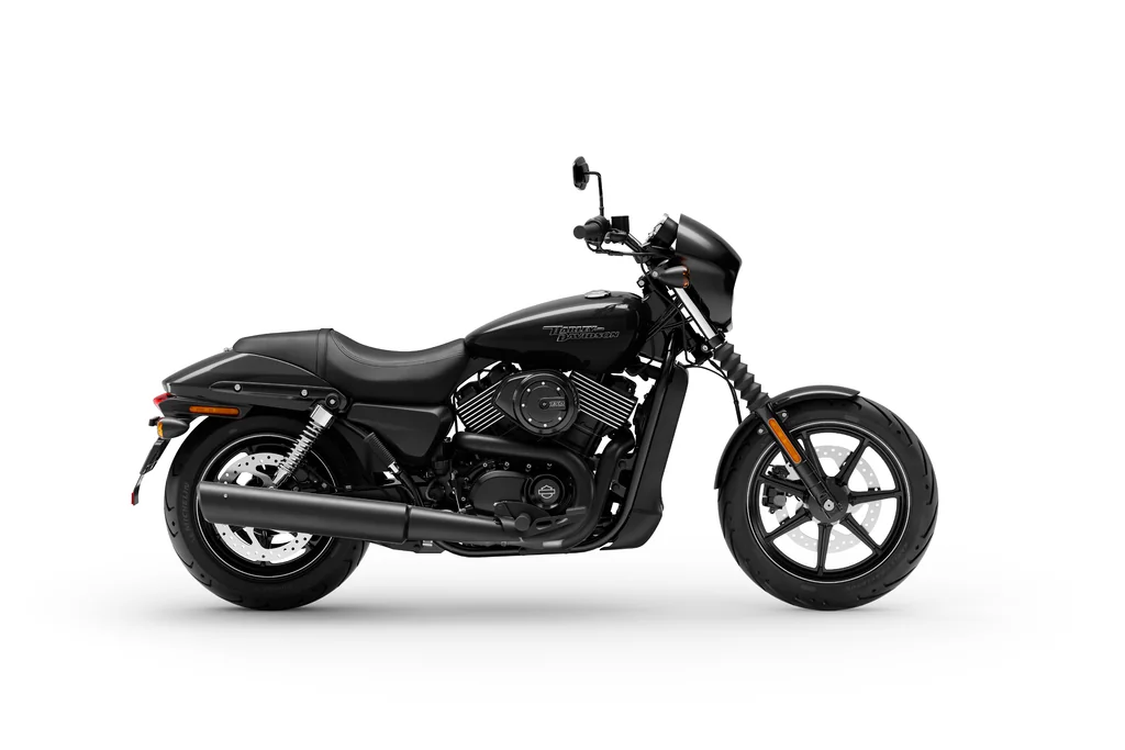 Vue studio côté droit d’une Harley-Davidson Street 750 noire, avec échappement noir et petit carénage de phare.