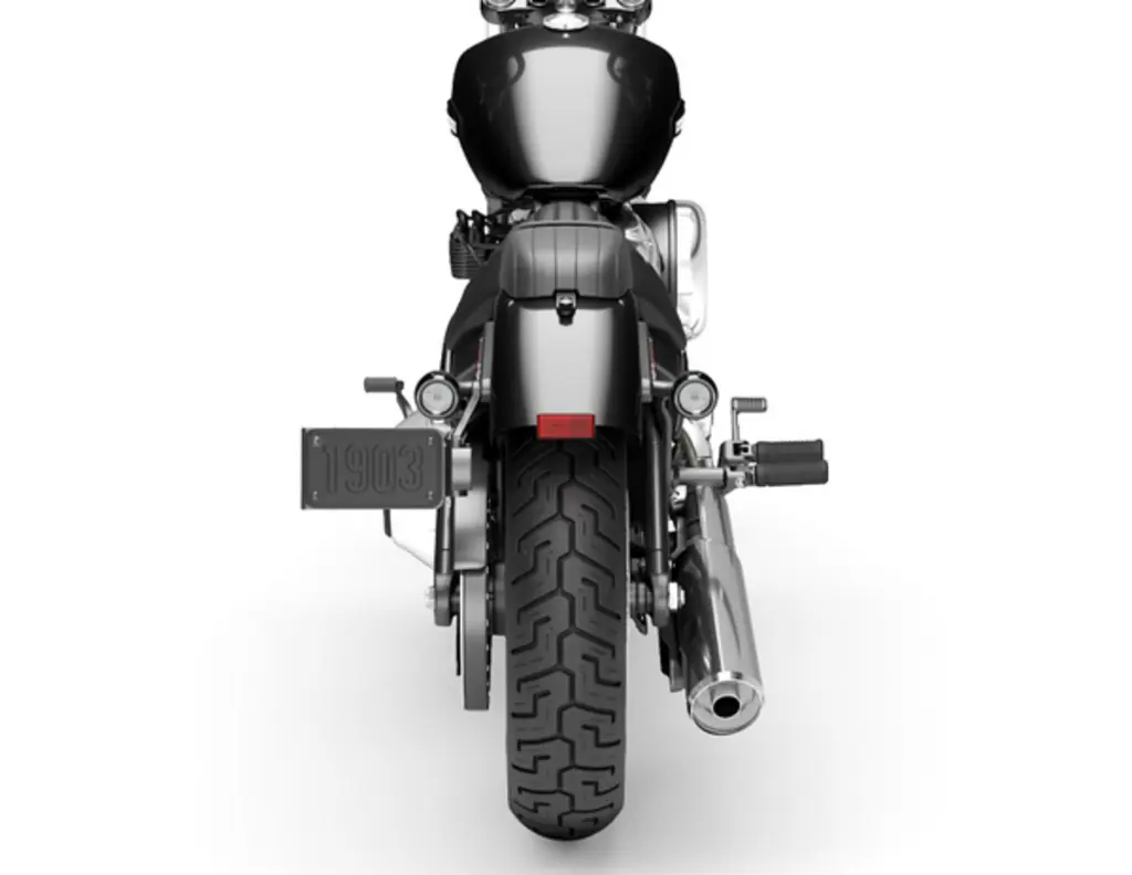 Harley-Davidson Street Bob de 2026 vue de l’arrière, avec pneu arrière de 16 pouces et échappement unique