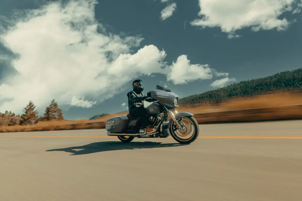 Harley-Davidson Street Glide 2025 grise, roulant sur une route dégagée