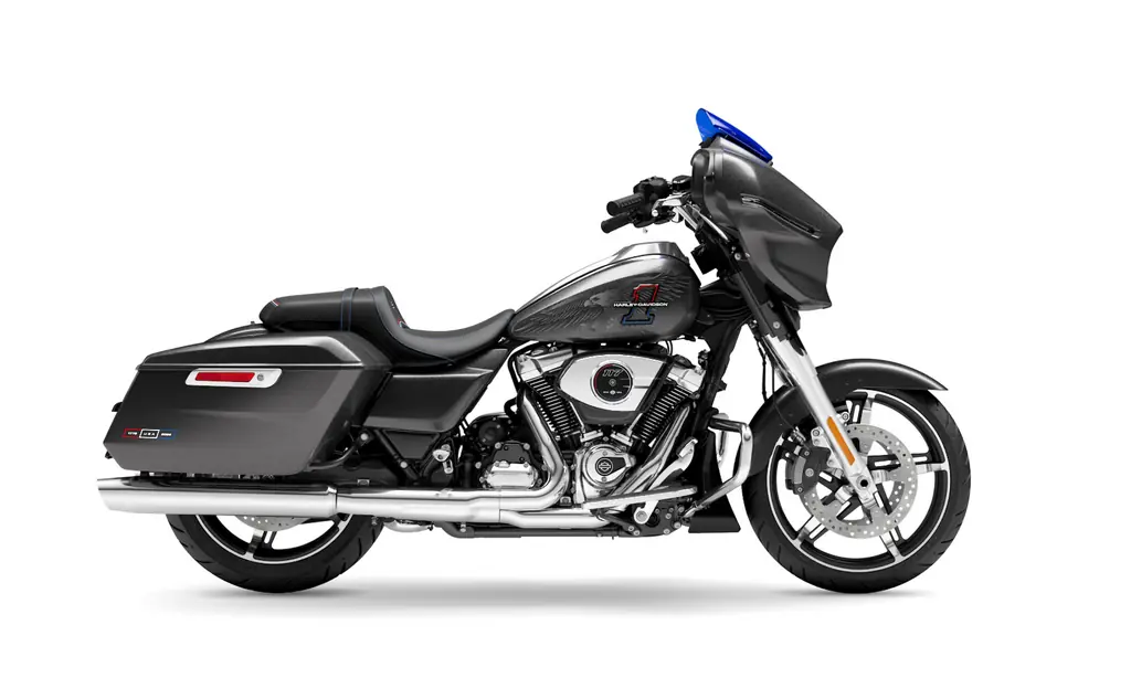 Harley-Davidson Street Glide 2026 gris foncé, vue du côté droit en studio, équipée d’un pare-brise court teinté