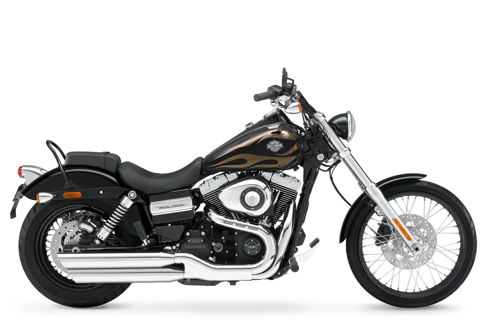 Vue studio côté droit d’une Harley-Davidson Wide Glide noire de 2017, avec flammes sur le réservoir, fourche inclinée et petit dossier passager.