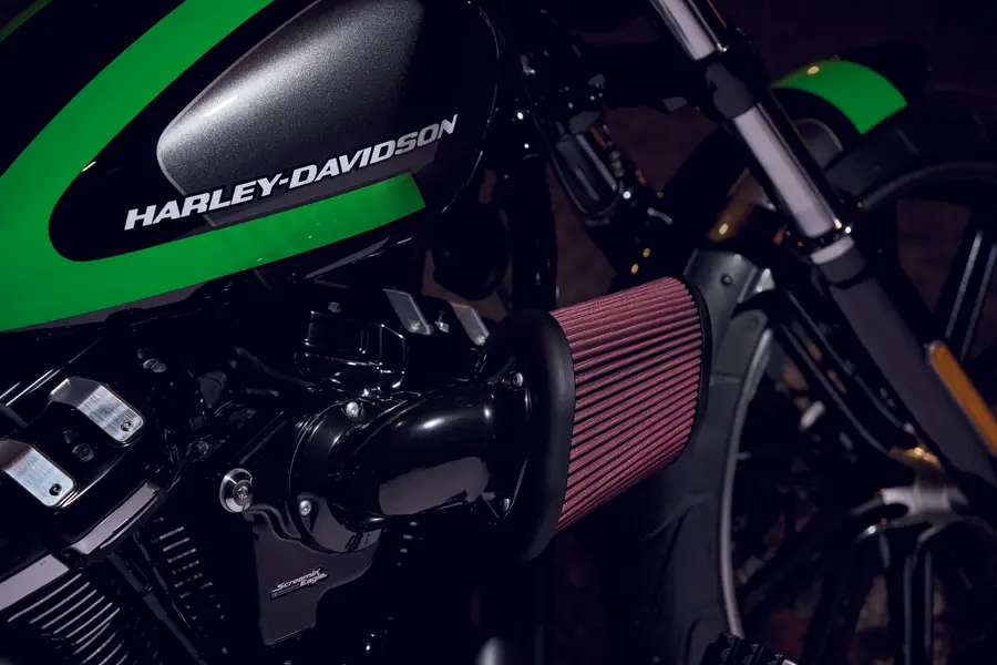 Filtre à air haut débit Screamin' Eagle sur une Harley-Davidson Breakout FXB