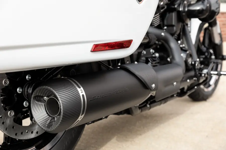 Échappement Screamin' Eagle Black High Flow sur une Softail Milwaukee-Eight