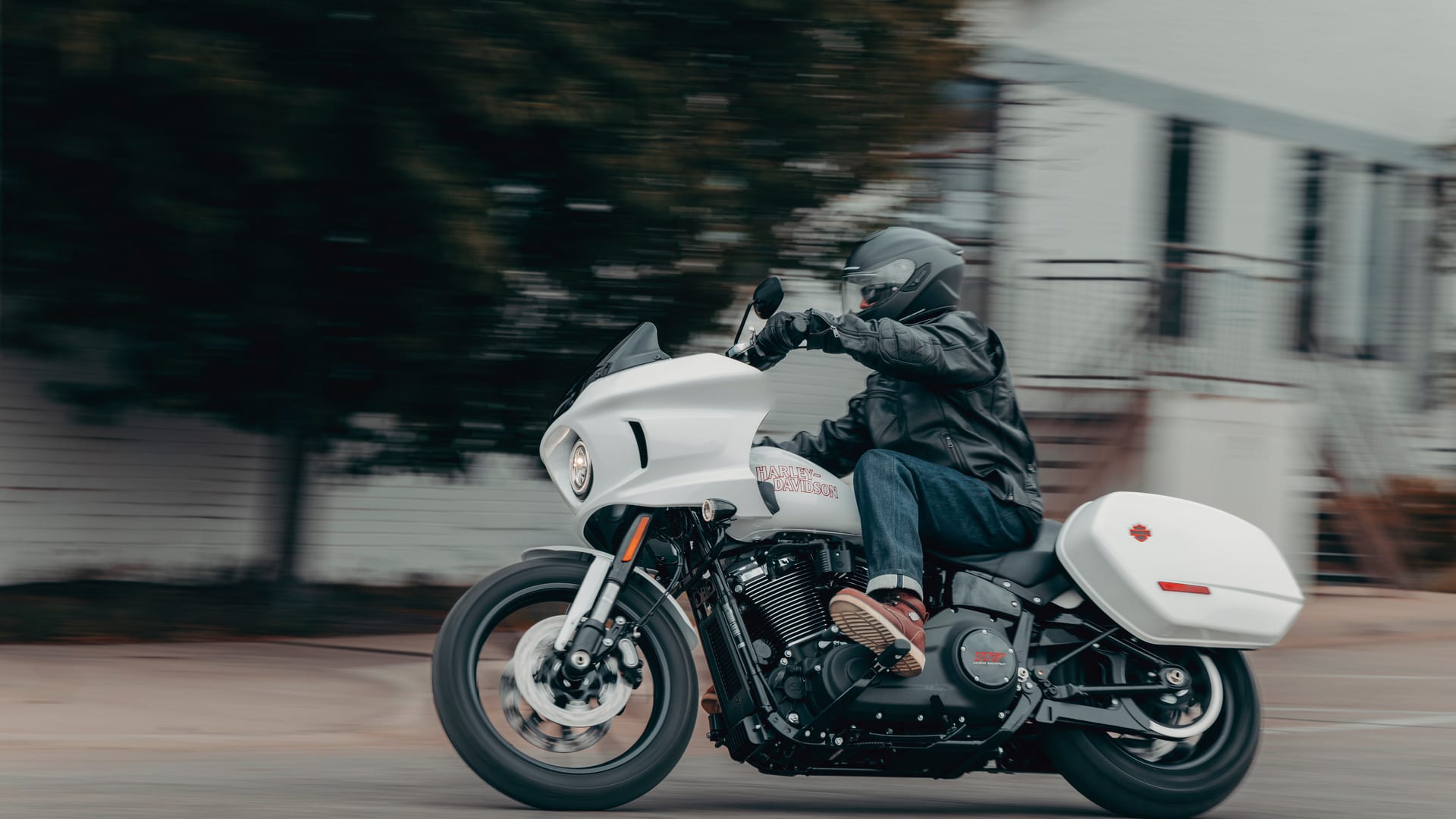 Un motard sur une Harley-Davidson sur les routes près de Val d'Oise