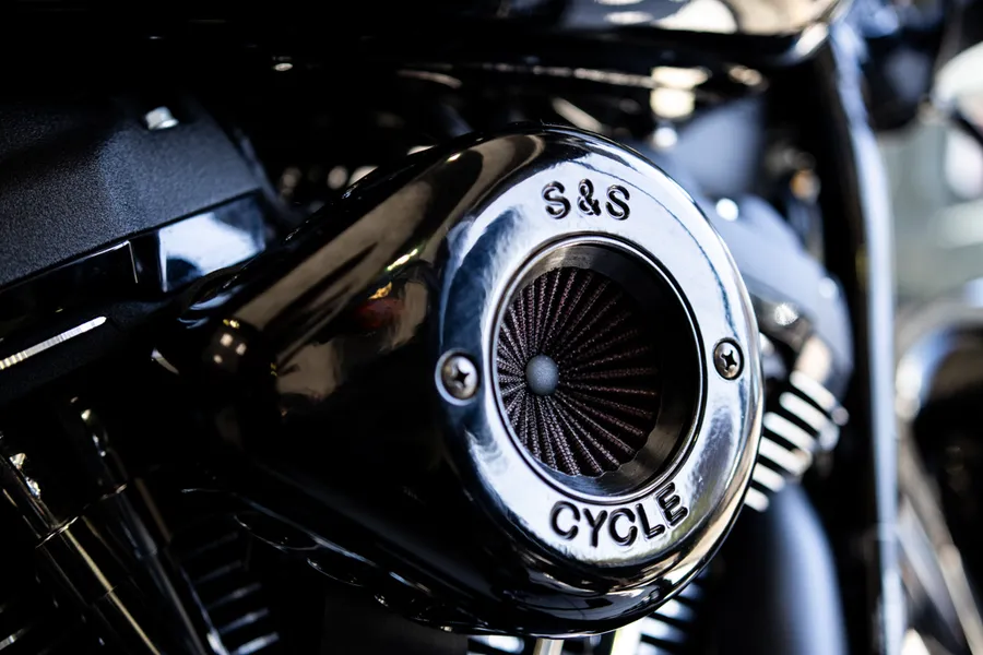 Détail d'un assemblage moteur S&S Cycle — carter de distribution et tiges de culbuteurs