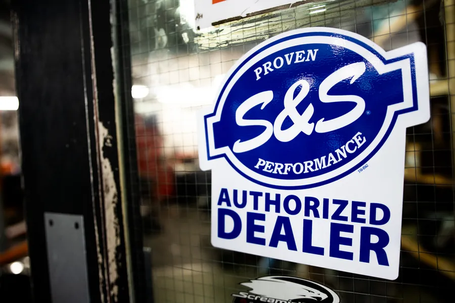 Collecteurs d'échappement S&S Cycle Power-Tune montés sur une Harley-Davidson Touring