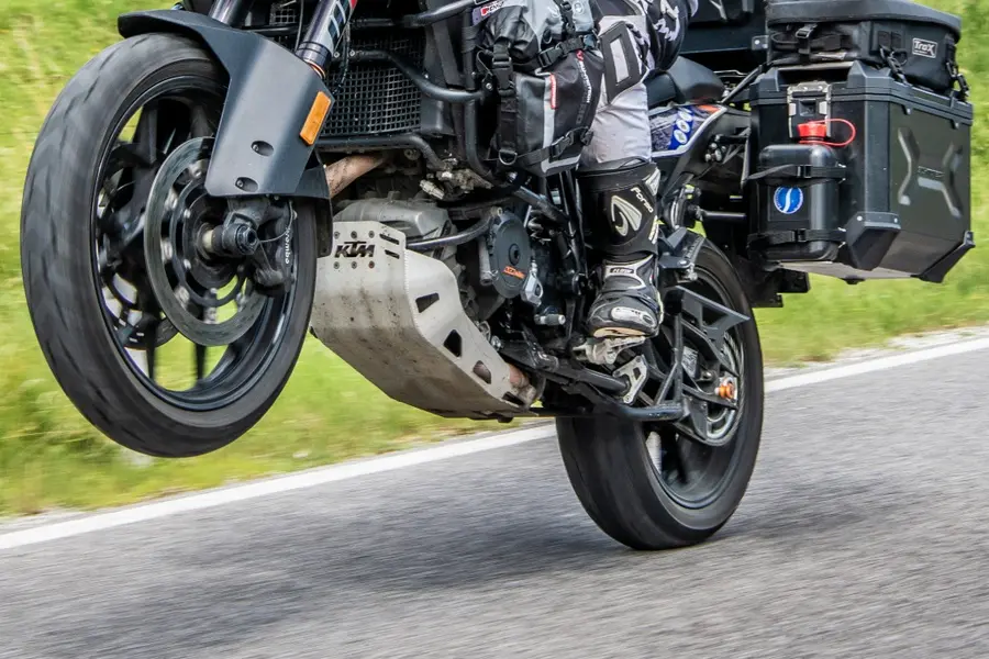 Système de bagagerie SW-Motech monté sur une moto adventure-touring