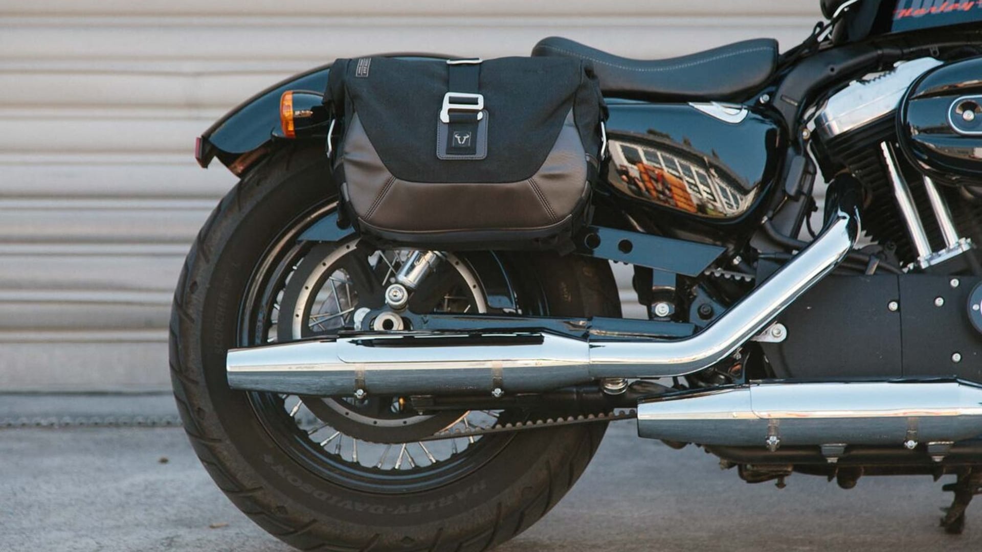 Pare-carters et protection de cadre SW-Motech sur une moto adventure — Iron Stable