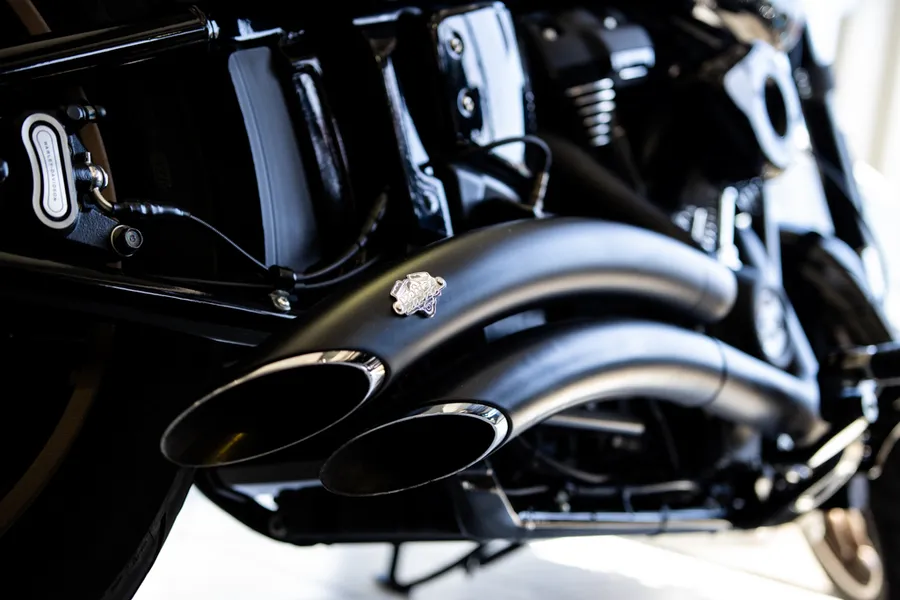 Échappement Vance & Hines monté sur une Harley-Davidson — vue d'atelier
