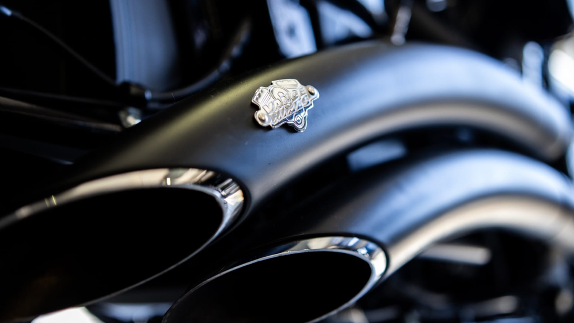 Échappement Power Duals Vance & Hines noir mat sur une Harley-Davidson, avec le médaillon V&H